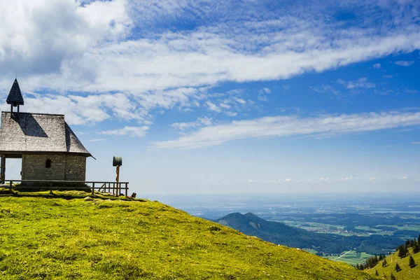 Vista sobre Steinlingkapelle ao lado da montanha Kampenwand, Baviera — Fotografia de Stock