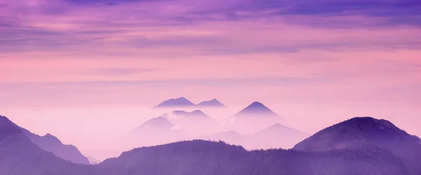 Vista del paisaje de las frías montañas púrpuras con niebla y niebla cerca de Quetzaltenango —  Fotos de Stock