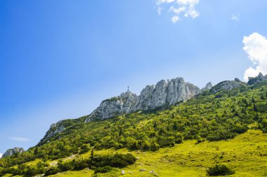 Chiemsee gölünün yanındaki Bavyera'daki Kampenwand tepesine bakın