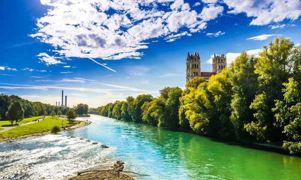 View on summer landscape by St. Maximilian church and Isar in Munich — Stock Photo, Image