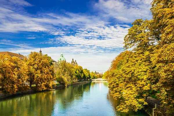 Colorful autumn landscape of Isar river in Munich, Bavaria — Stock Photo, Image