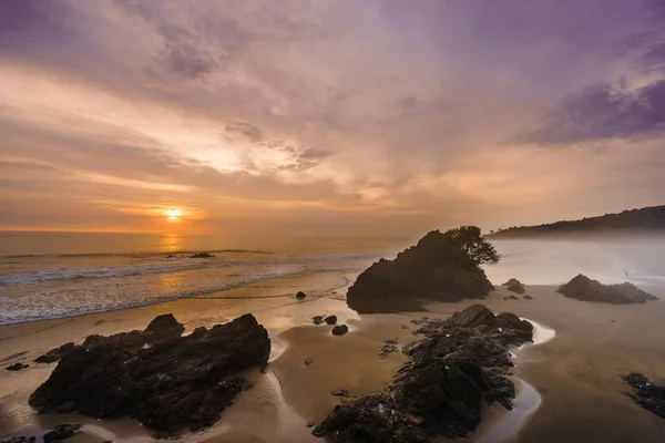 Puesta de sol en playa tropical Almejal en la costa del Océano Pacífico en la región de Choco por El Valle junto a Bahía Solano en Colombia — Foto de Stock
