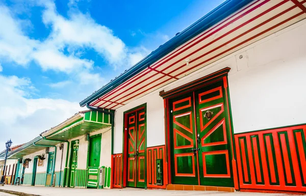 Uitzicht op kleurrijke koloniale gebouw in de oude stad van Salento, Colombia — Stockfoto