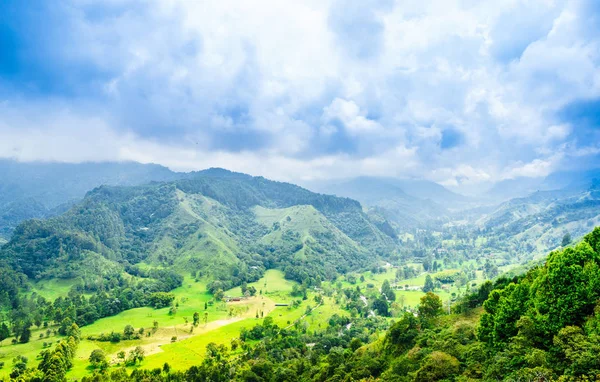 Vista sobre el exuberante paisaje verde en Colombia cerca del pueblo de Salento, Colombia — Foto de Stock