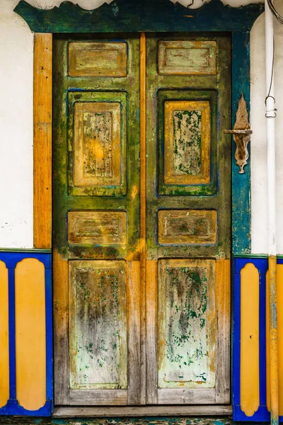View on door of colonial building in the historic town of Salento, Colombia — Stock Photo, Image