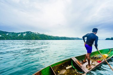 Nuqui, Kolombiya yanındaki Utria milli parkı nda dugout kano üzerinde indigenou adam görünümü