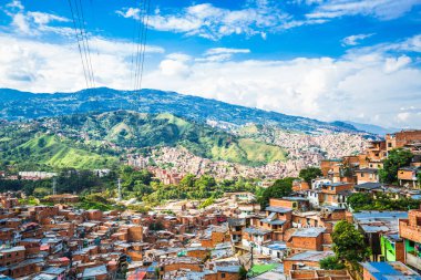 Medellin, Kolombiya'da binalar ve Comuna 13 vadisi üzerinde görünümü