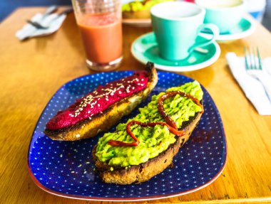 Kolombiya'da kahvaltı için sağlıklı avokado ve pancar tost ları görünümü