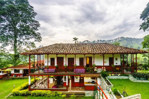 Uitzicht op koloniale koffieboerderij naast Salento, Colombia — Stockfoto