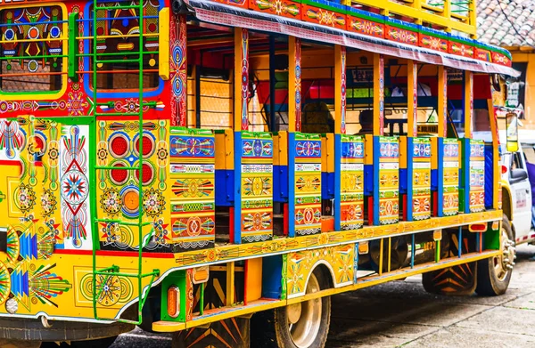 Autobús de pollo colorido típico cerca de Jerico Antioquia, Colombia, América del Sur —  Fotos de Stock