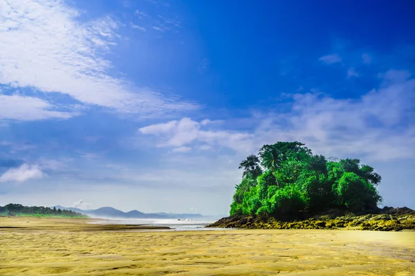 Playa tropical Almejal en la costa pacífica al lado de El Valle en la región de Choco de Colombia — Foto de Stock