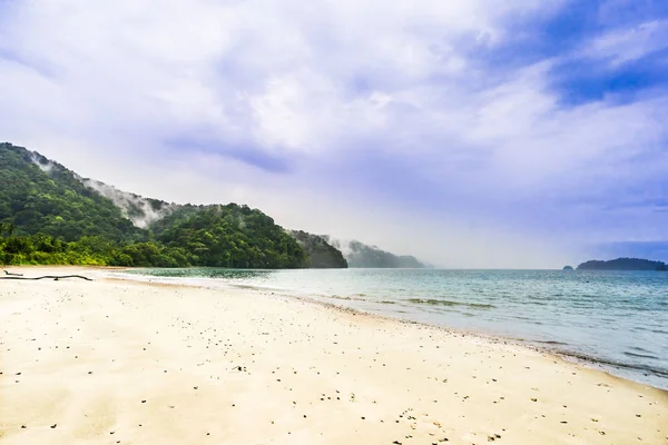 Vista de la playa tropical en el parque nacional natural Utria junto a Nuqui, Colombia — Foto de Stock