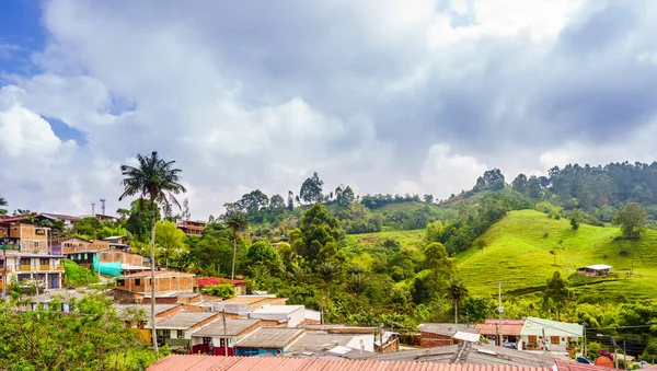 Panoramisch uitzicht op het stadsbeeld van de koloniale oude stad van Salento in Colombia — Stockfoto