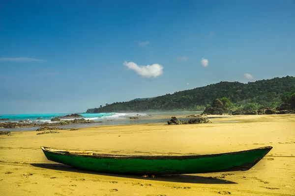 Canoa Dugout en la playa Almejal en la costa pacífica al lado de El Valle en la región de Choco de Colombia — Foto de Stock