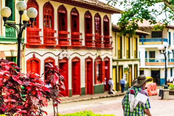 Uitzicht op kleurrijke rode koloniale gebouwen op het centrale plein van het dorp Jerico in Colombia — Stockfoto