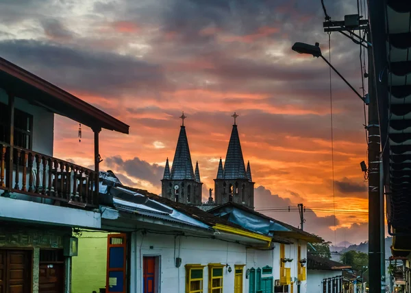 Lever de soleil orange sur la basilique de la ville coloniale de Jardin en Colombie — Photo