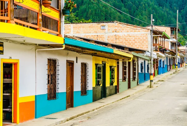 Uitzicht op koloniale gebouwen in de straat van Jardin, Colombia — Stockfoto