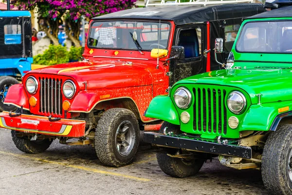 Visa på färgglada jeepar i det historiska centrumet av Salento, Colombia — Stockfoto