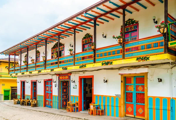 Uitzicht op koloniale gebouwen in de straat van Jardin, Colombia — Stockfoto