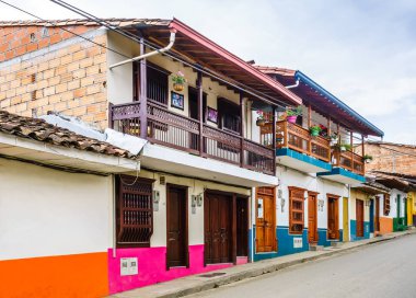 Jardin, Kolombiya caddesindeki sömürge binalarına bakış