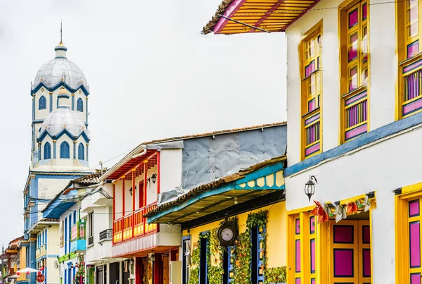 Vista de edificios coloniales en las calles de Filandia, Colombia — Foto de Stock