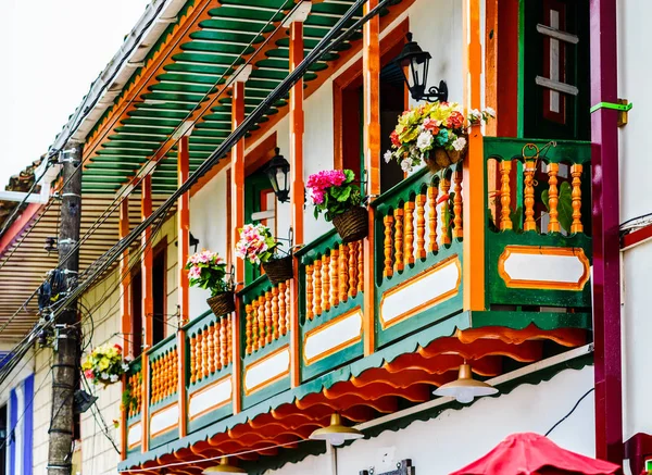 Вид на барвистий колоніальний стиль дерев'яні балкони в Філіландія Колумбія — стокове фото