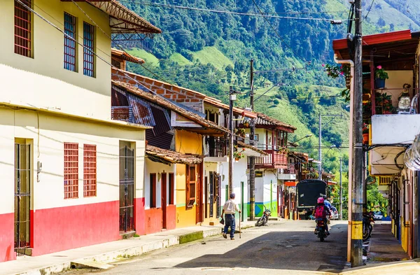 Vista de edificios coloniales en la calle Jardín, Colombia —  Fotos de Stock
