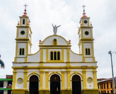 Salento, Kolombiya'daki Nuestra Senora del Carmen sömürge kilisesine bakış