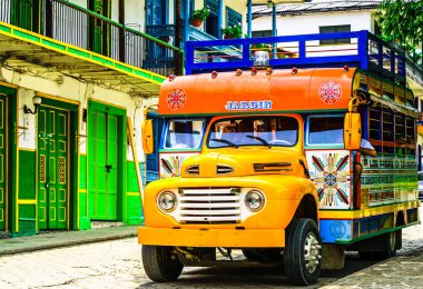 Jerico Antioquia yakınlarındaki tipik renkli tavuk otobüsü görünümü, Kolombiya, Güney Amerika