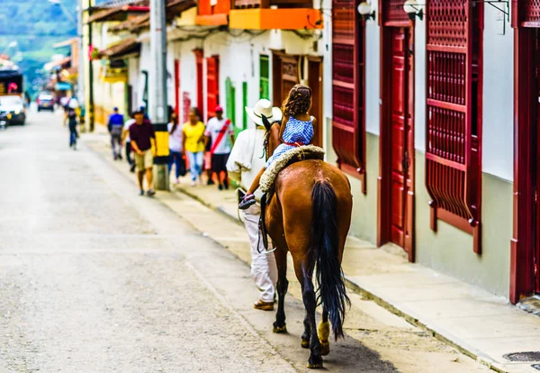 Uitzicht op paard in het koloniale dorp Jardin in Colombia — Stockfoto