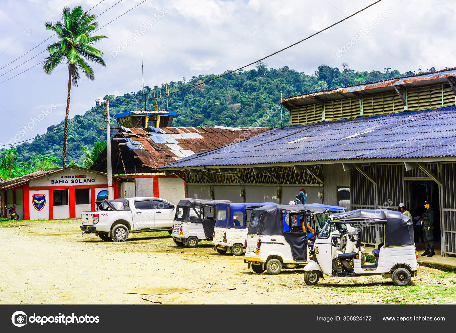 Tuk tuk antes de la construcción terminal del Aeropuerto José Celestino  Mutis en Bahía Solano, Colombia — Foto editorial de stock #306824172  ©StreetFlash