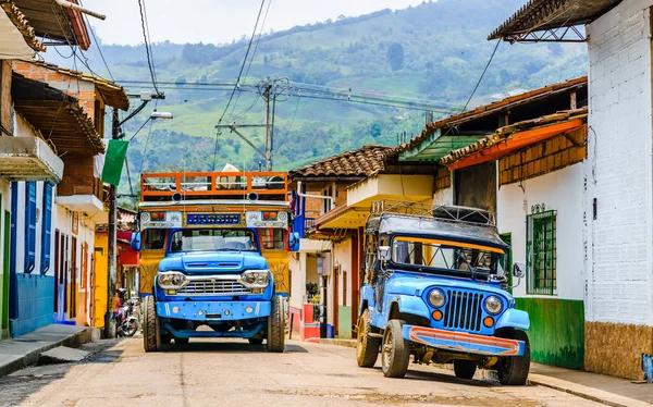 在南美洲的杰里科安蒂奥基亚附近的典型五颜六色的鸡肉巴士上观看 — 图库照片