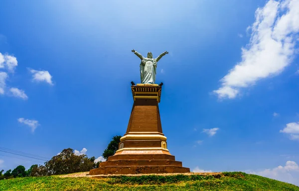 Vista sobre Cristo estátua na colina ao lado da aldeia de Jerico, Colômbia — Fotografia de Stock