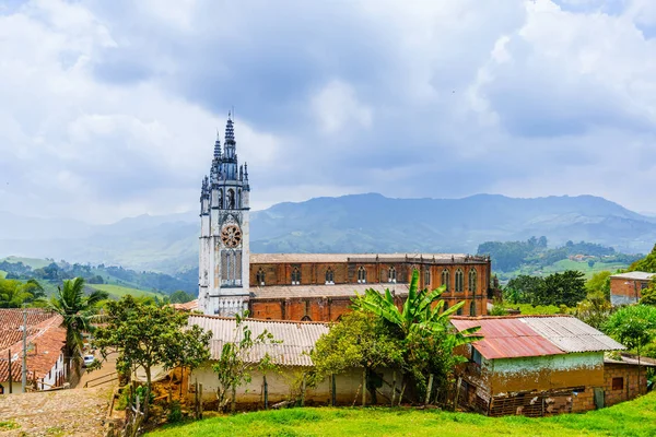 Vista sobre a igreja branca th na cidade colonial de Jerico, Colômbia — Fotografia de Stock