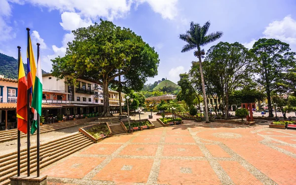 Pohled na pestrobarevné koloniální budovy na centrálním náměstí vesnice Jerico v Kolumbii — Stock fotografie