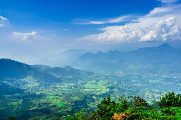 Vista desde la cima de la montaña las nubes junto al pueblo de Jerico, Colombia —  Fotos de Stock