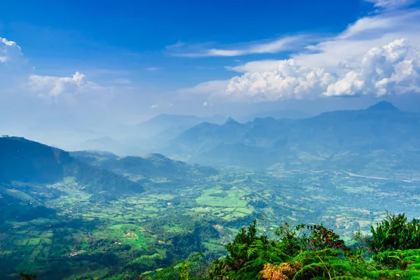 Uitzicht vanaf de top van de berg Las Nubes naast het dorp Jerico, Colombia — Stockfoto