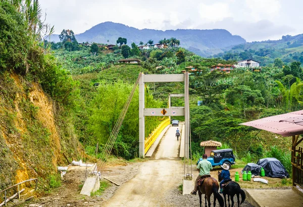 Вид на Пепе робить кінь походи поруч з жовтим мостом поруч з Хардін в Колумбії — стокове фото