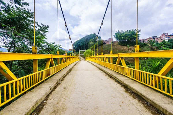 Uitzicht op de gele brug naast Jardin in Colombia — Stockfoto