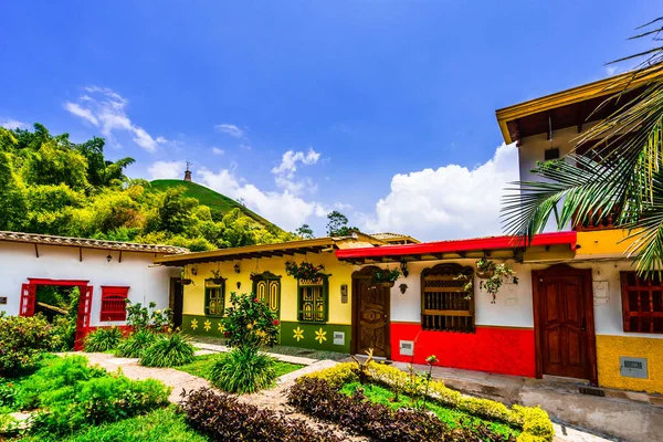 Vista de coloridos edificios coloniales junto al jardín botánico en el pueblo de Jericó — Foto de Stock