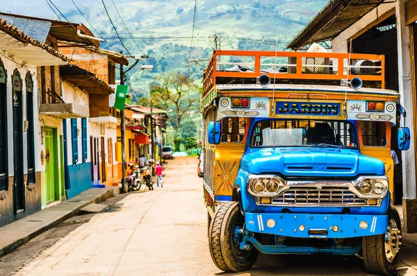 在南美洲的杰里科安蒂奥基亚附近的典型五颜六色的鸡肉巴士上观看 — 图库照片