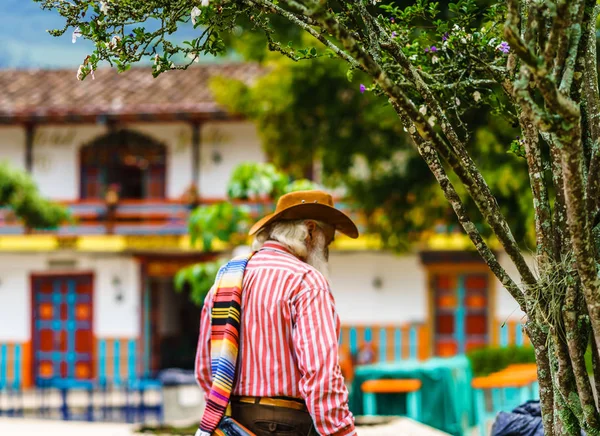 Man wearing a sombrero and folded poncho over the shoulder in colonial village of Jardin, Colombia — Stock Photo, Image