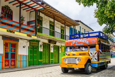 27 Mart 2019 'da Jardin, Antioquia, Kolombiya, Güney Amerika' daki tipik renkli tavuk otobüsüne bakın. 