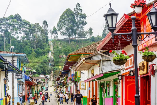 SALENTO, COLOMBIA - 21 de marzo de 2019 - Vistas a coloridas casas decoradas en el pueblo de Salento, Colombia — Foto de Stock