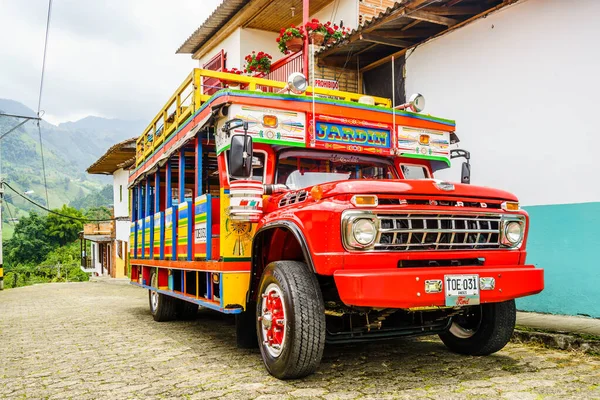 Jardin, COLOMBIA - 27 de março de 2019. Autocarro rural tradicional colorido na Colômbia chamado chiva — Fotografia de Stock