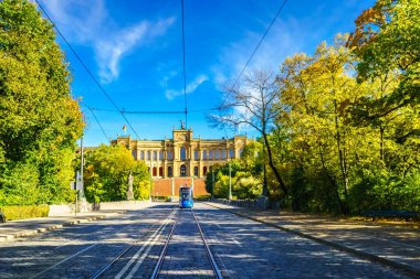 Bavyera Parlamentosu Münih, Almanya 'nın sonbahar manzarasında Maximilianeumin