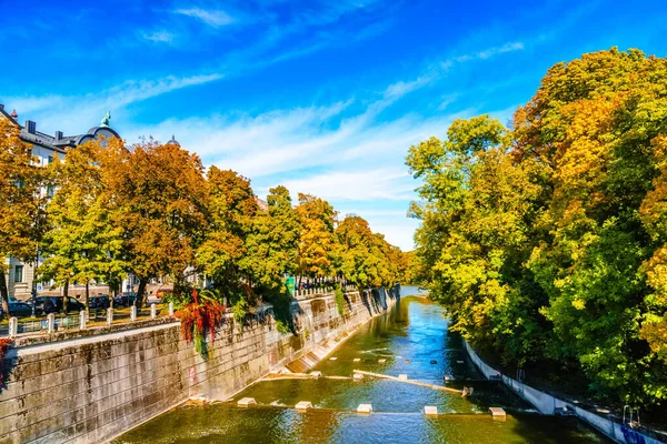 Πολύχρωμα δέντρα n Φθινόπωρο στο Isar στο Μόναχο — Φωτογραφία Αρχείου