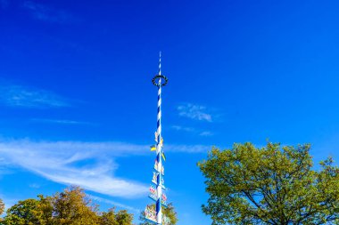 Münih, Almanya 'daki Viktualienmarkt' ta Maypole 'a bak