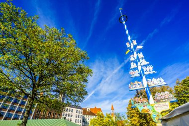 Münih, Almanya 'daki Viktualienmarkt' ta Maypole 'a bak