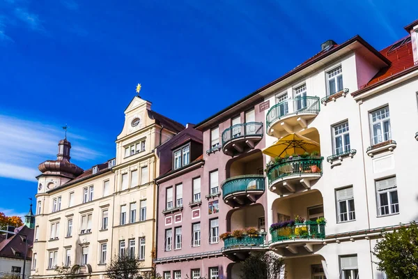 Vista de edificios residenciales antiguos en Bogenhausen Munich, Alemania — Foto de Stock